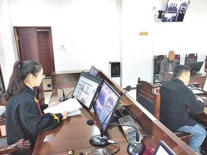     法官应用“云上法庭”调解抚养权变更案。    （钟浩 摄）