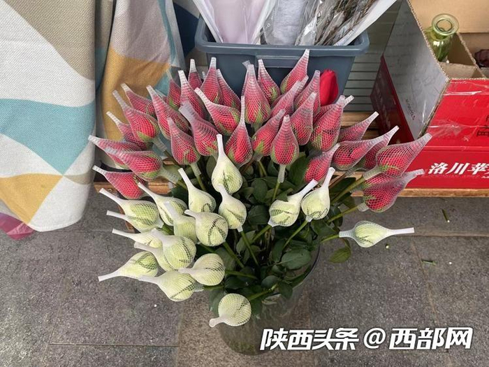 摆在店外的红白玫瑰。