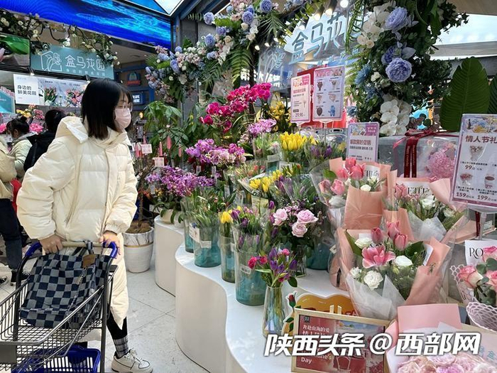 顾客在店内选购鲜花花束。