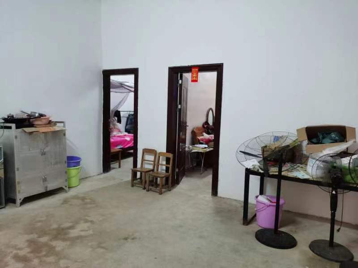 陈松家的小客厅里面有两间卧室。