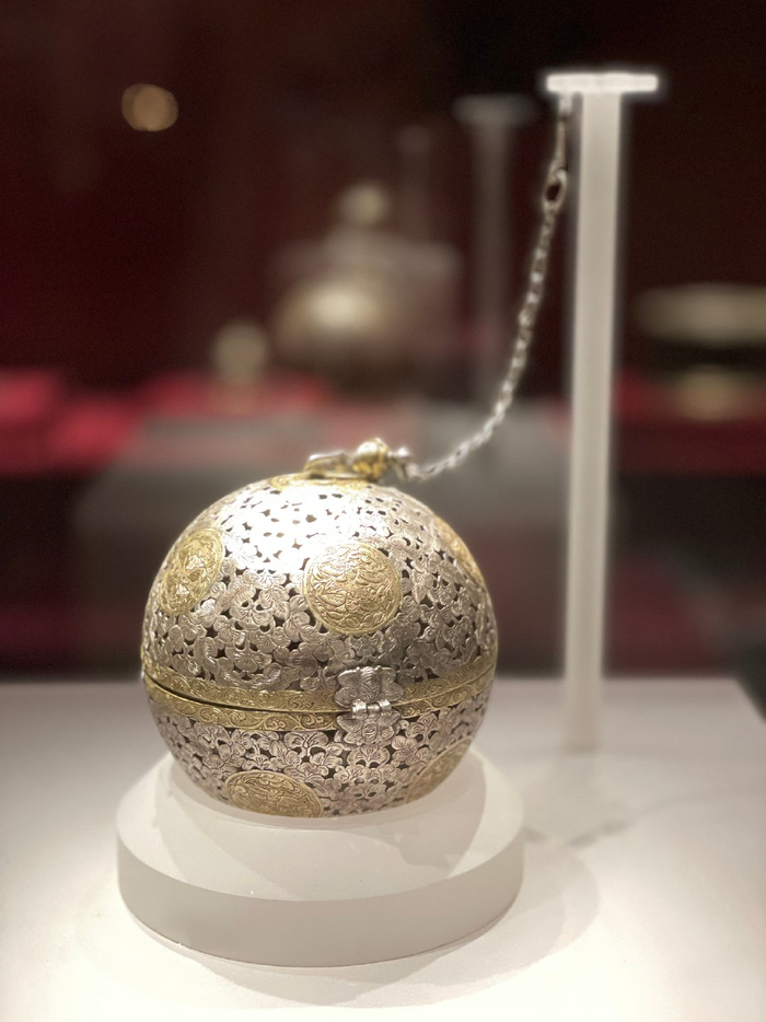 唐鎏金双蛾团花纹银香囊是唐代香囊存品中迄今发现最大的一枚