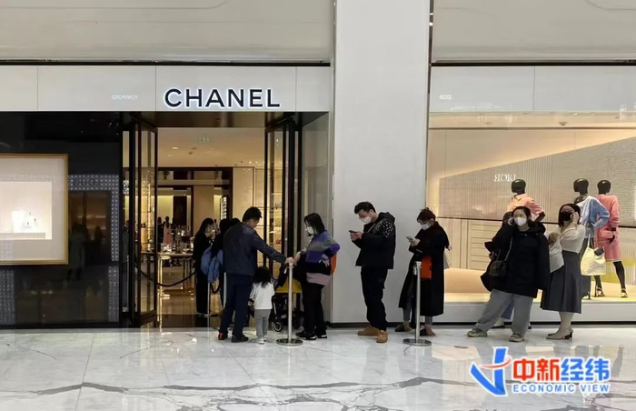 ▲消费者在香奈儿门店前排队。中新经纬 李自曼摄