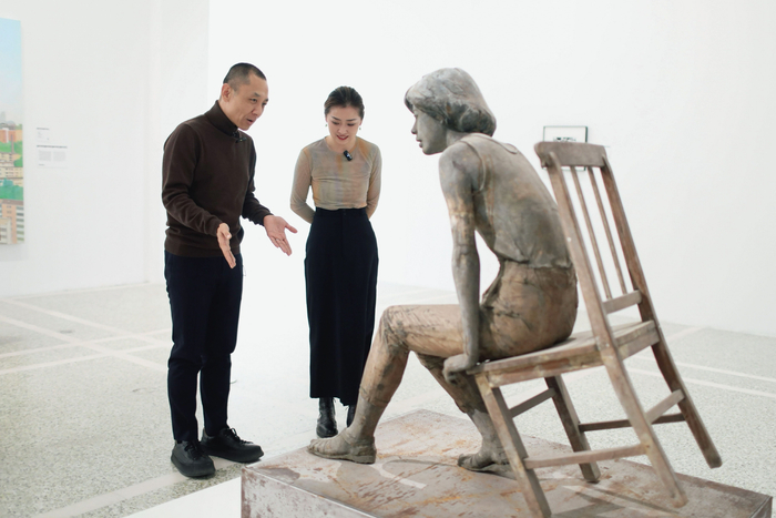 策展人房方向《业余的郭馆长》栏目主播郭薇介绍展品。新京报记者 浦峰 摄