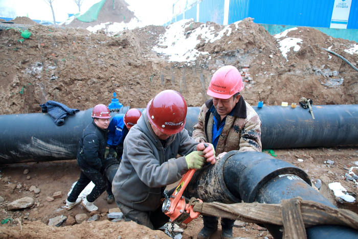 2月11日，新刘棚改地区周边配套道路工程建设在推进中。戴琪果 摄
