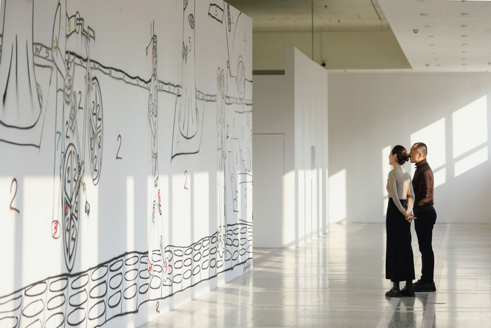 《业余的郭馆长》栏目主播郭薇与策展人房方在首届北京艺术双年展北京友谊商店分会场，一同观看展览。新京报记者 浦峰 摄