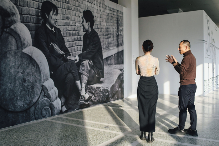 策展人房方向《业余的郭馆长》栏目主播郭薇介绍办展情况。新京报记者 浦峰 摄