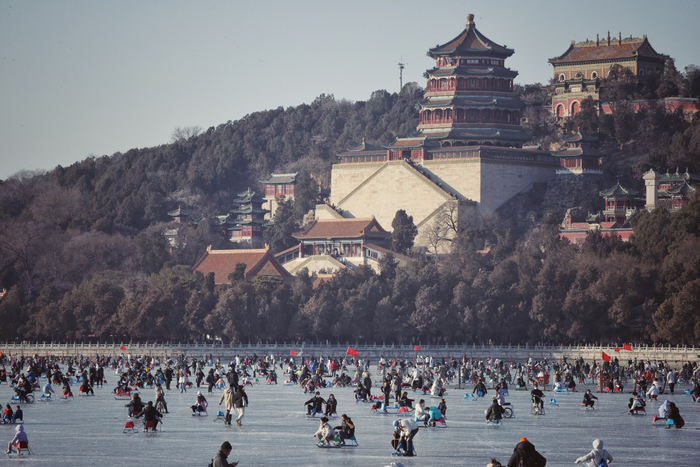 2月4日，颐和园，游客在昆明湖冰场游玩，这是今冬冰场最后一天营业。资料图片/新京报记者 薛珺 摄