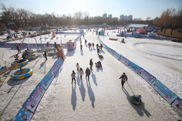 2月4日，陶然亭公园，游客在雪地上玩耍。资料图片/新京报记者 王嘉宁 摄