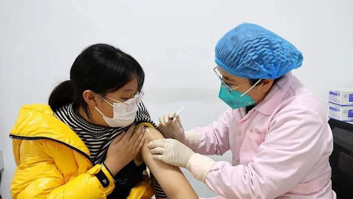初一年级女生在免费接种HPV疫苗。视觉中国 图