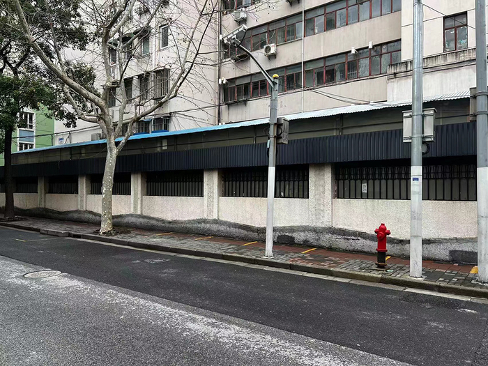 2月7日，市民王女士拍下核酸采样亭突然消失的街道。受访者供图
