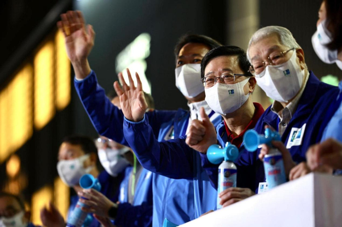 李家超清晨抵达设于尖沙咀弥敦道的主礼台，为香港马拉松主持起步礼。图源：香港电台