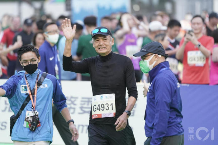 周润发以1小时03分58秒完成10公里。（图片来源：港媒）
