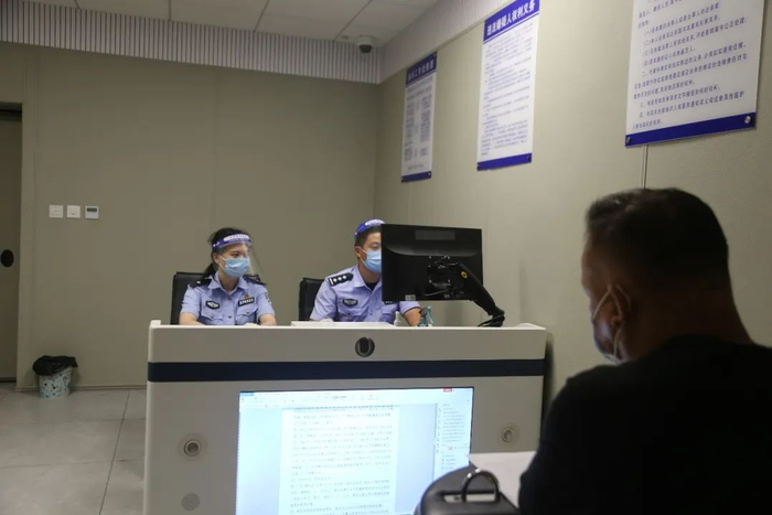 移民管理警察审讯违法犯罪嫌疑人