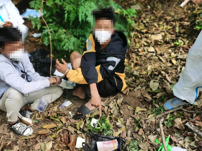 被抓获的偷渡嫌疑人指认犯罪现场