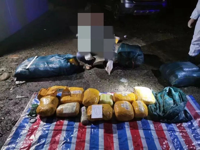 移民管理警察查获的走私玉石