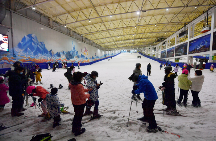 2月11日中午，乔波室内滑雪馆，雪道上人头攒动。新京报记者 李木易 摄