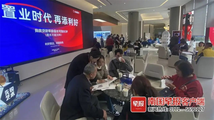 良玉大道一楼盘售楼部打出“再添利好，购房贷款年龄最长可到80岁”的宣传语。南国早报记者 胡宁军 摄