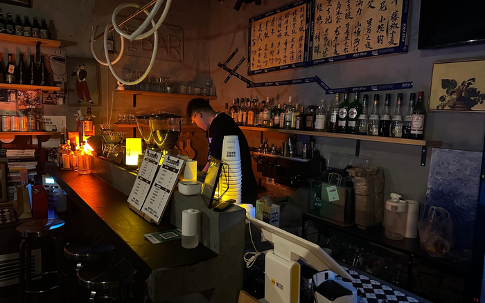 咖啡店夜间变身酒吧。  新京报记者 王子扬 摄