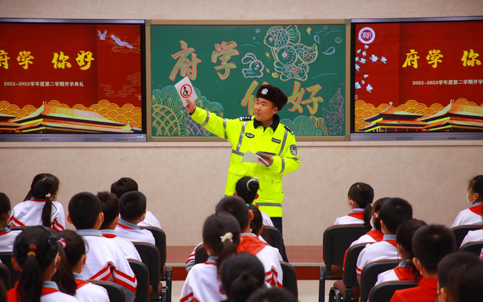 府学胡同小学邀请交警开讲“安全第一课”。 受访者供图