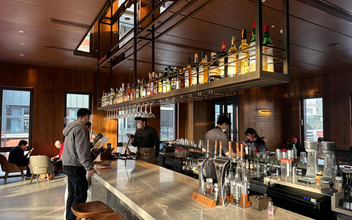 顾客在星巴克臻选北京坊旗舰店3层点单。  新京报记者 王子扬 摄                  