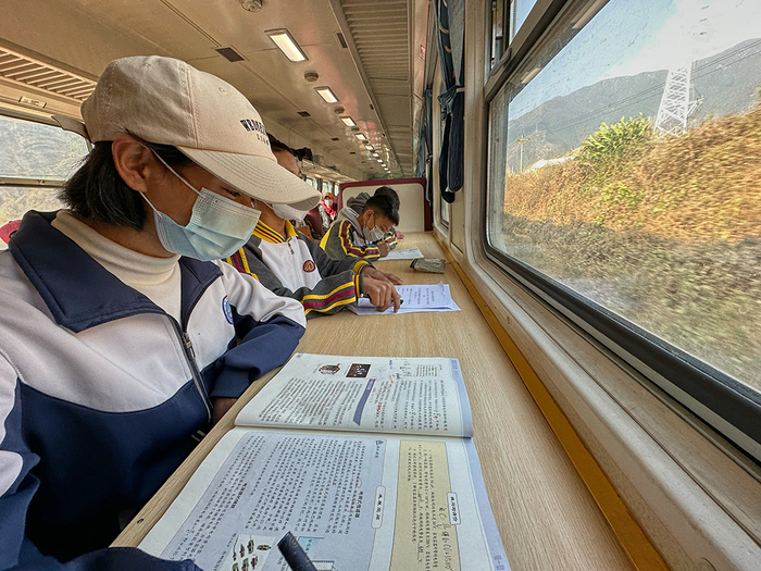 2023年2月9日，学生在5633次列车上读书。新华社记者 薛晨 摄
