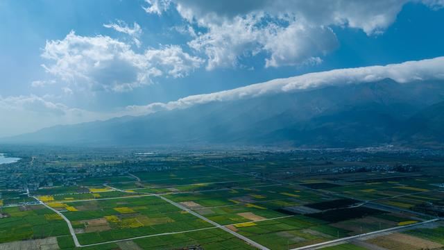2月11日，云南大理苍山顶出现“云被”景观。（赵一舟 摄）