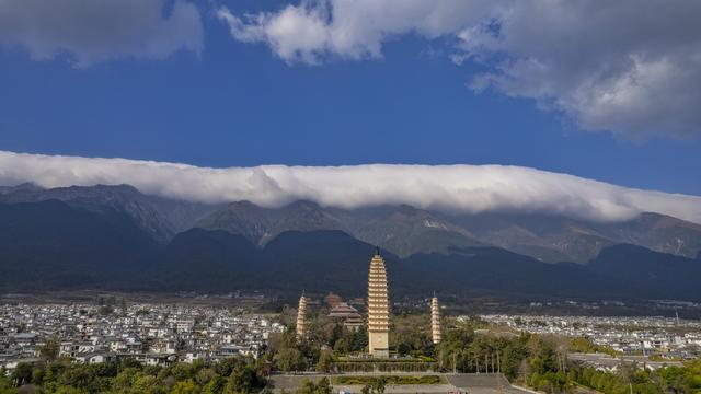 2月11日，“云被”下的苍山与崇圣寺三塔遥相呼应。（嬴光万 摄）