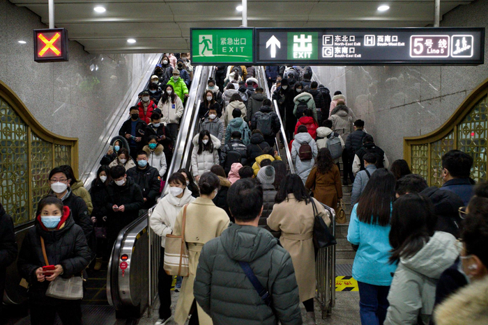 北京地铁7号线磁器口站，乘客沿着电动扶梯和楼梯缓慢前行。  新京报记者 王贵彬 摄