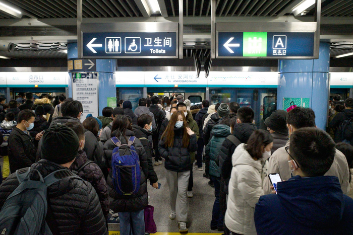 北京地铁4号线菜市口站，排队等候上车的乘客挤满了站台。  新京报记者 王贵彬 摄