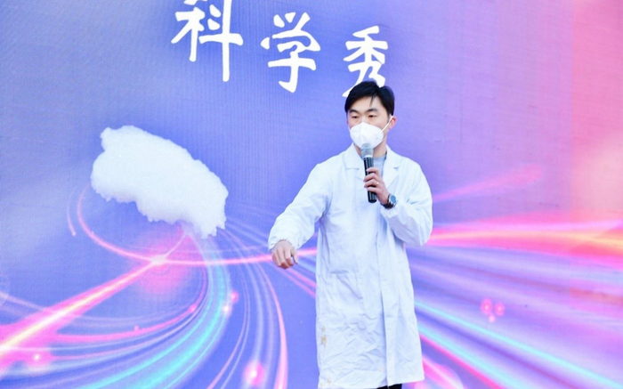 双榆树一小的开学典礼上，科学秀环节吸引众多学生注意。学校供图