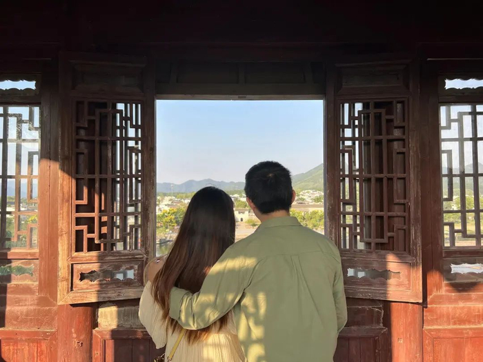 顾帆和男友，在桃花潭的合影。本文图片均为&nbsp;受访者&nbsp;供图