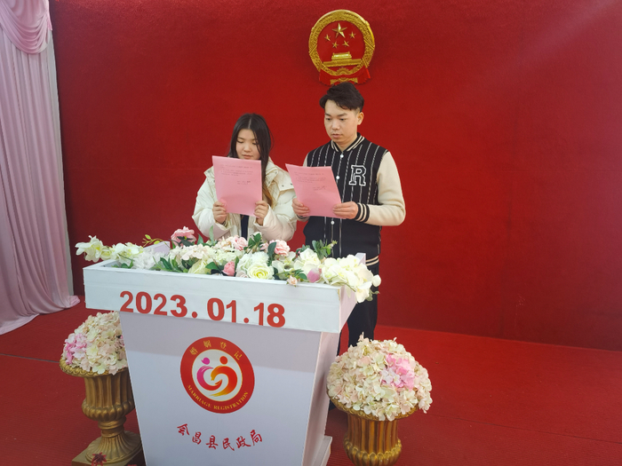 　　会昌县在婚姻登记处为前来办理婚姻登记的新人进行《民法典》婚姻家庭篇宣讲、发放倡议书、签订移风易俗承诺书。微信公众号“会昌县民政局” 图