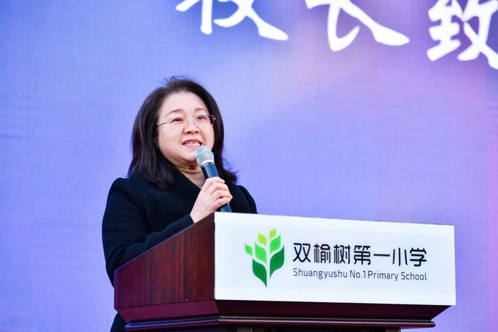 关红寄语学生“勤于思考、勇于尝试、乐于探索”。学校供图