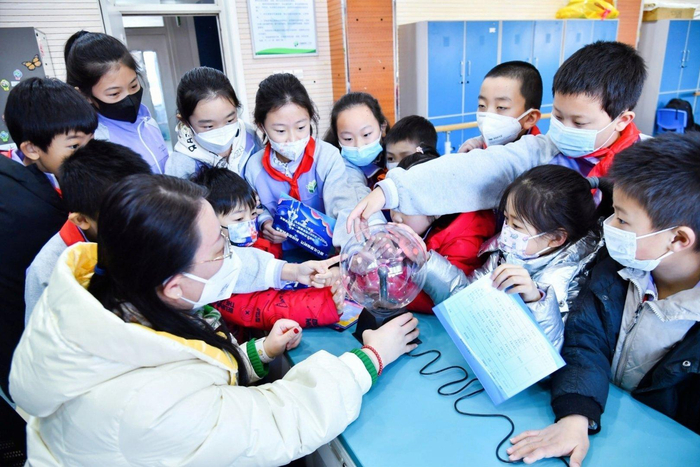 学生们在老师的指导下体验科技项目。学校供图