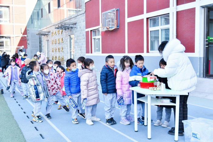 学生们排队体验科技项目。学校供图