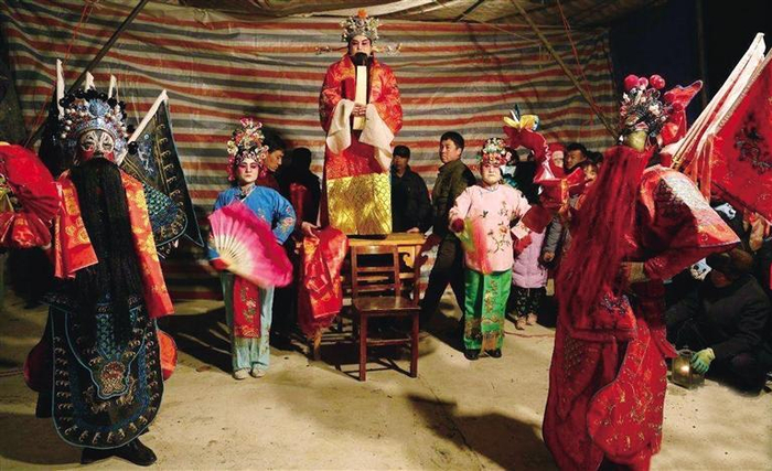     地摊社火  □资料照片