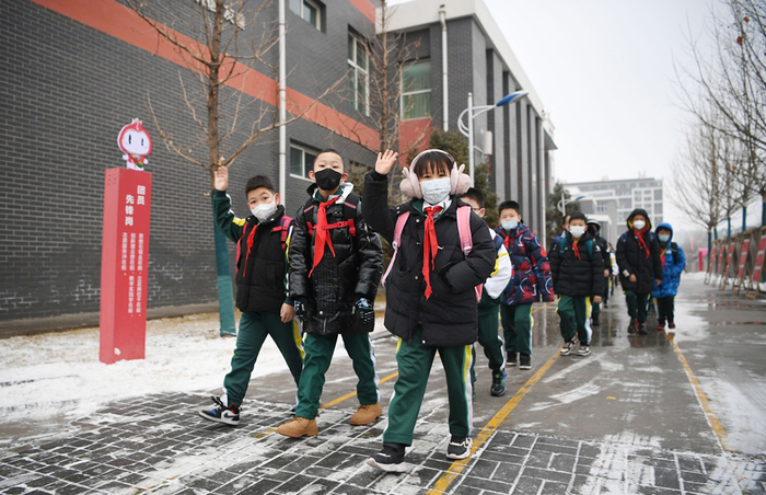 2023年2月12日，银川市兴庆区实验二小学生走进校园，迎接新学期的学习生活。新华社记者 王鹏 摄