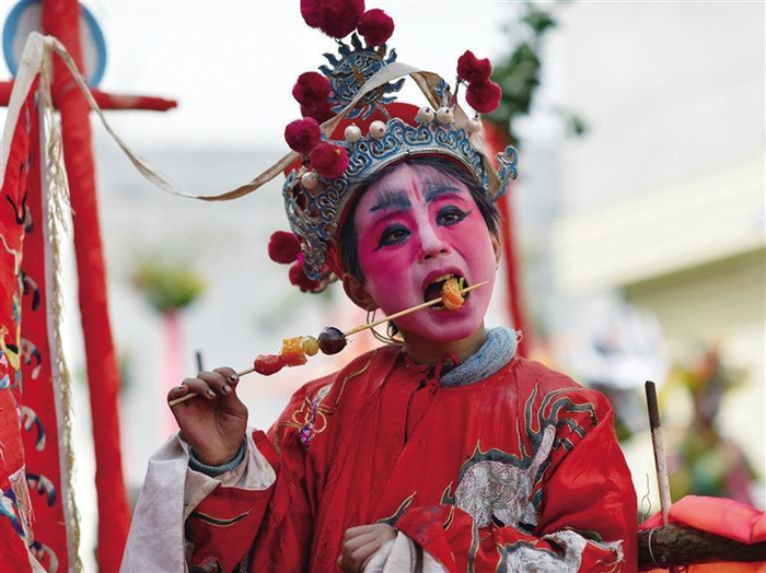     耍社火的娃娃饿了  □尚 武  摄