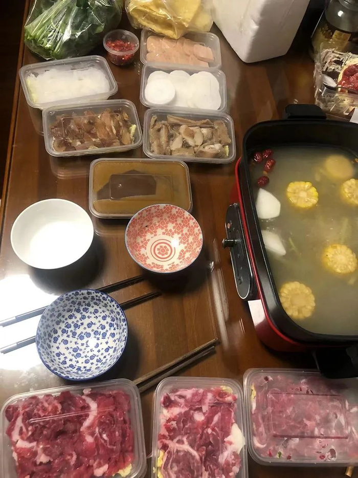 老艾与朋友小聚吃的火锅