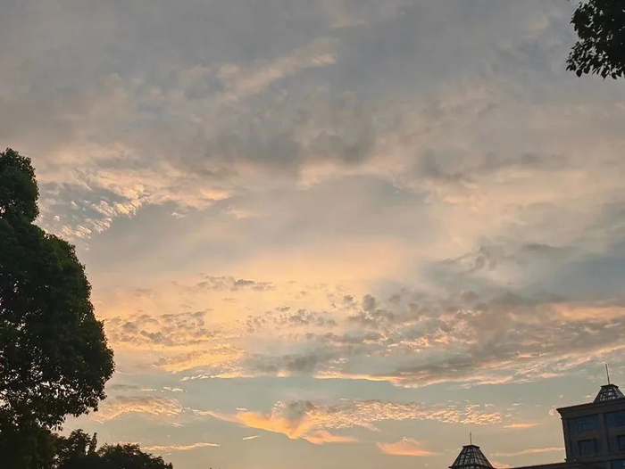 先明在办公室拍摄的晚霞