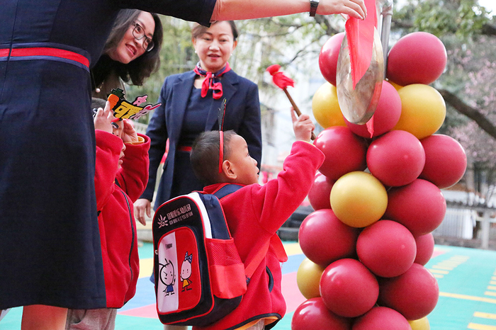 2023年2月13日，昆明，西山区一所幼儿园组织多种仪式迎接小朋友们的到来，小朋友们敲锣进校。视觉中国 图