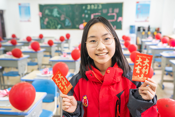 2023年2月12日，贵州毕节，大方县金塔英才学校学生正在展示抽取的“红包”。视觉中国 图