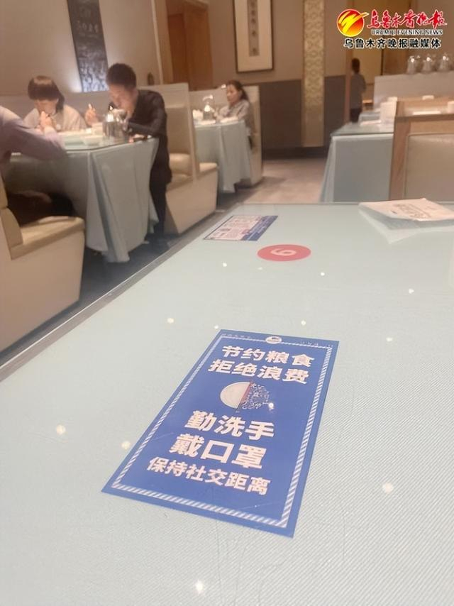 2月12日中午，在中山路万宴城美食街内的马仕玖煲餐厅，市民正在就餐。记者梁乐摄