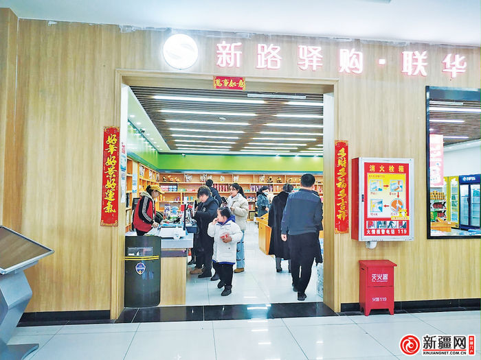 游客在小草湖服务区休息购物。（通讯员冯雅婷 全媒体记者史传芝摄）