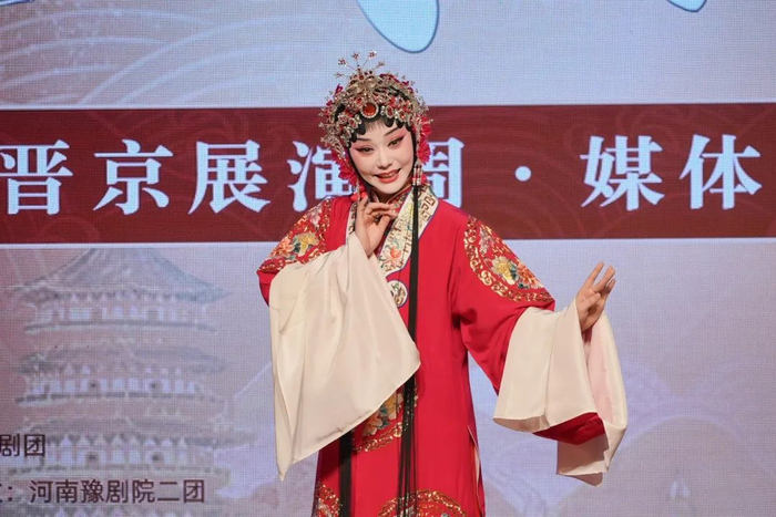 见面会中，优秀青年演员表演经典唱段