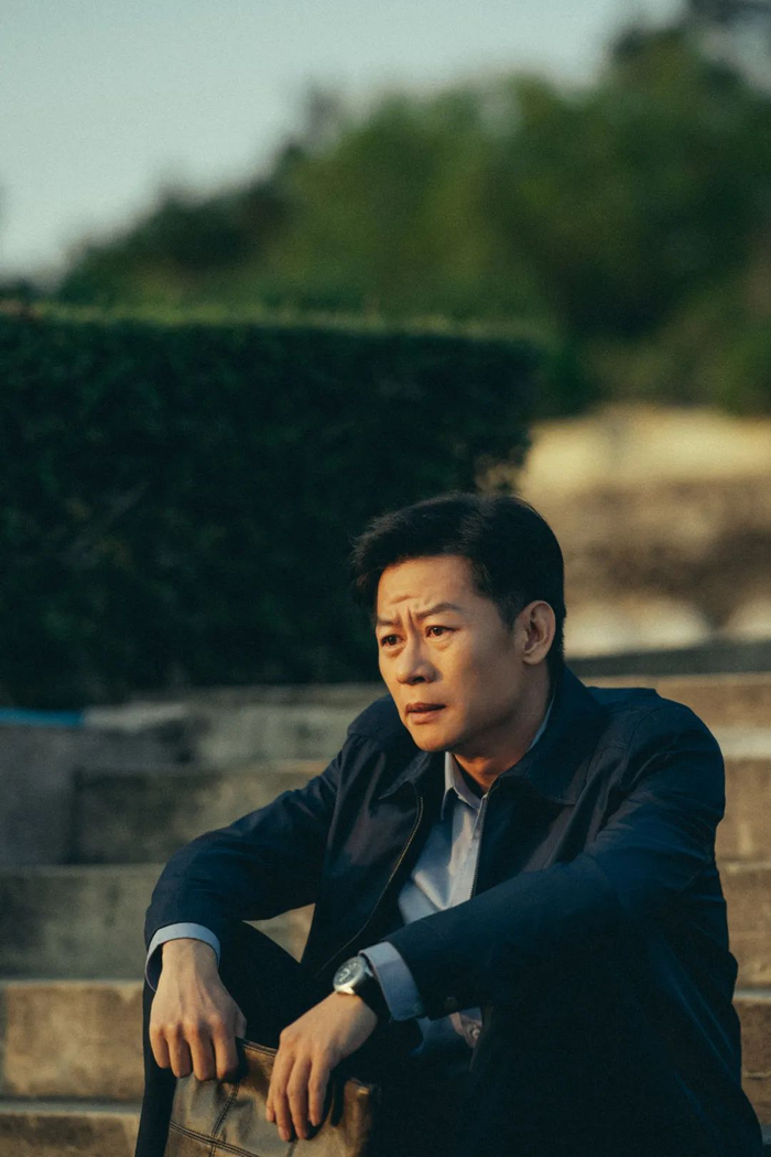 ▲《狂飙》中，李响走到哪里都会拎着自己的手提包。  受访者供图