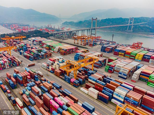 2023年2月12日，重庆，坐落于长江北岸的果园港，一派繁忙景象。视觉中国 资料图