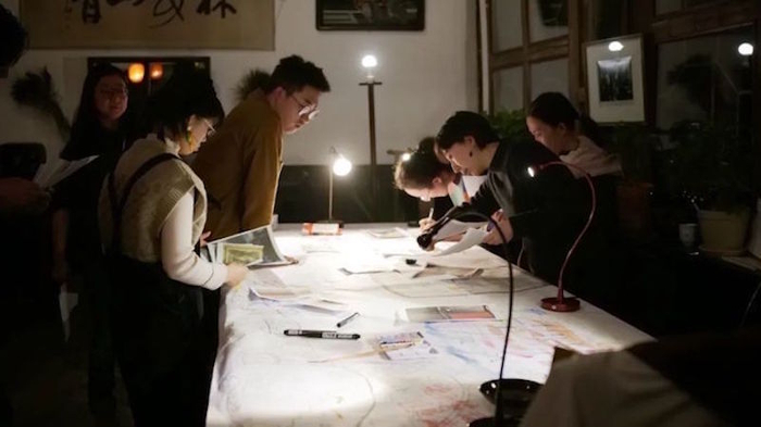 在山西平遥举办的第一期艺文乡野共创营，艺术家们在进行创作