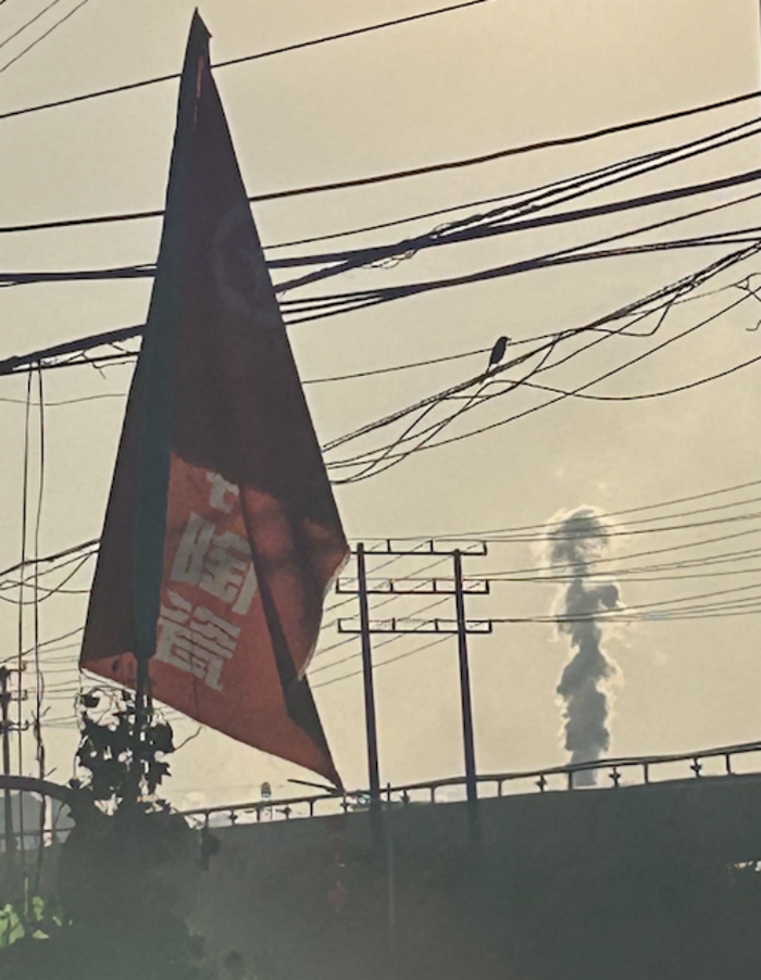 高安市陶瓷产业基地，某陶瓷厂冒出燃烧锂云母产生的白烟。&nbsp;摄影：刘丁 郑可书