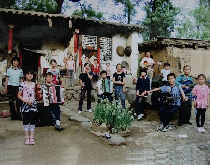 拿着乐器的孩子们